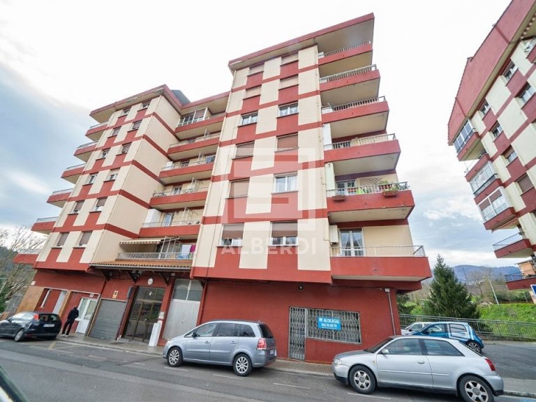 Izarraitz Kalean kokatzen den merkataritza lokala